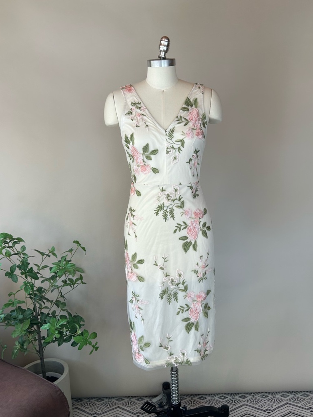 NWT JJs House Floral V-Neck Sheath Dress Sz Medium
